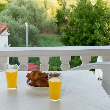 Apart-hotel Leonidas 3*